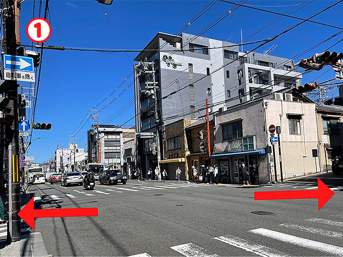 清水道から右折（東）は清水本店、左折（西）はOku